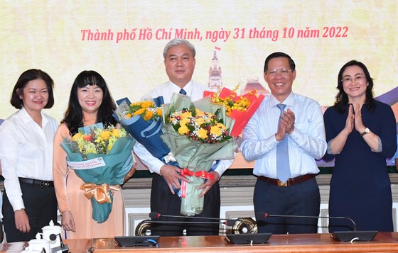Đồng chí Phan Văn Mãi - Chủ tịch UBND TP. Hồ Chí Minh  cùng các đồng chí lãnh đạo chúc mừng đồng chí Nguyễn Ngọc Thảo (Ảnh: VIỆT DŨNG)
